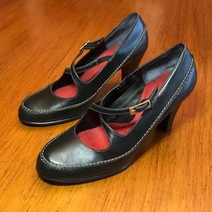 Aerosoles Black Mid Heel with Flexible Cross Strap